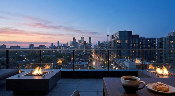 Outdoor dining - Prime City Suites (Toronto)