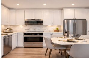 Luxury Double Room | Private kitchen - Prime City Suites (Toronto)