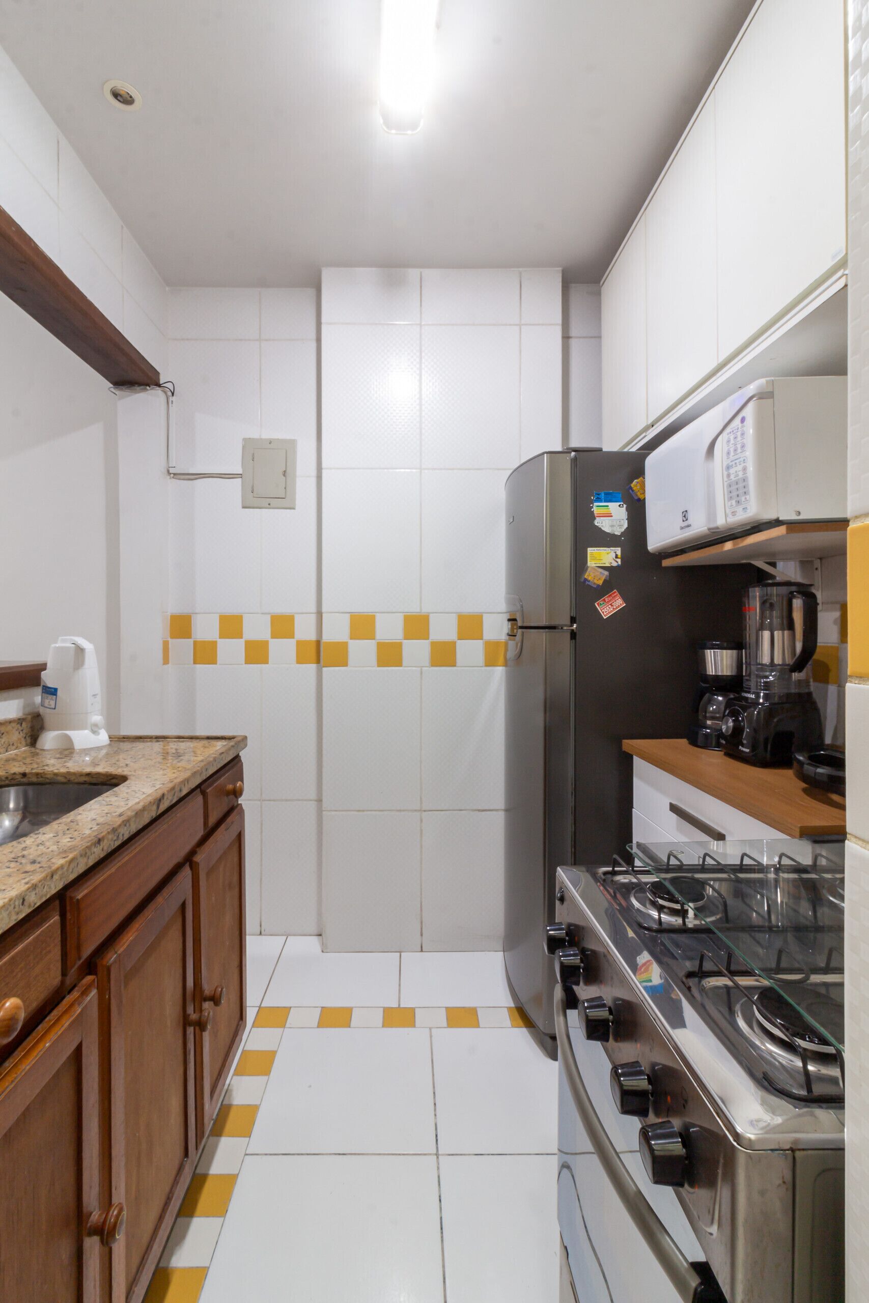 Wasserkocher mit Kaffee-/Teezubehör, Kühlschrank, Mikrowelle, Ofen