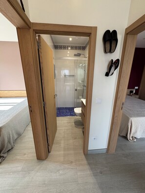 2 chambres, fer et planche à repasser, Wi-Fi, draps fournis