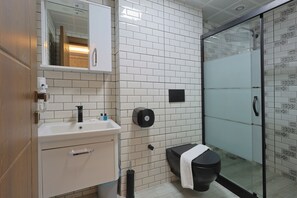 Deluxe tweepersoonskamer, uitzicht op bergen | Badkamer