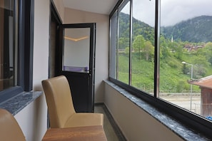 Deluxe tweepersoonskamer, uitzicht op bergen | Interieur