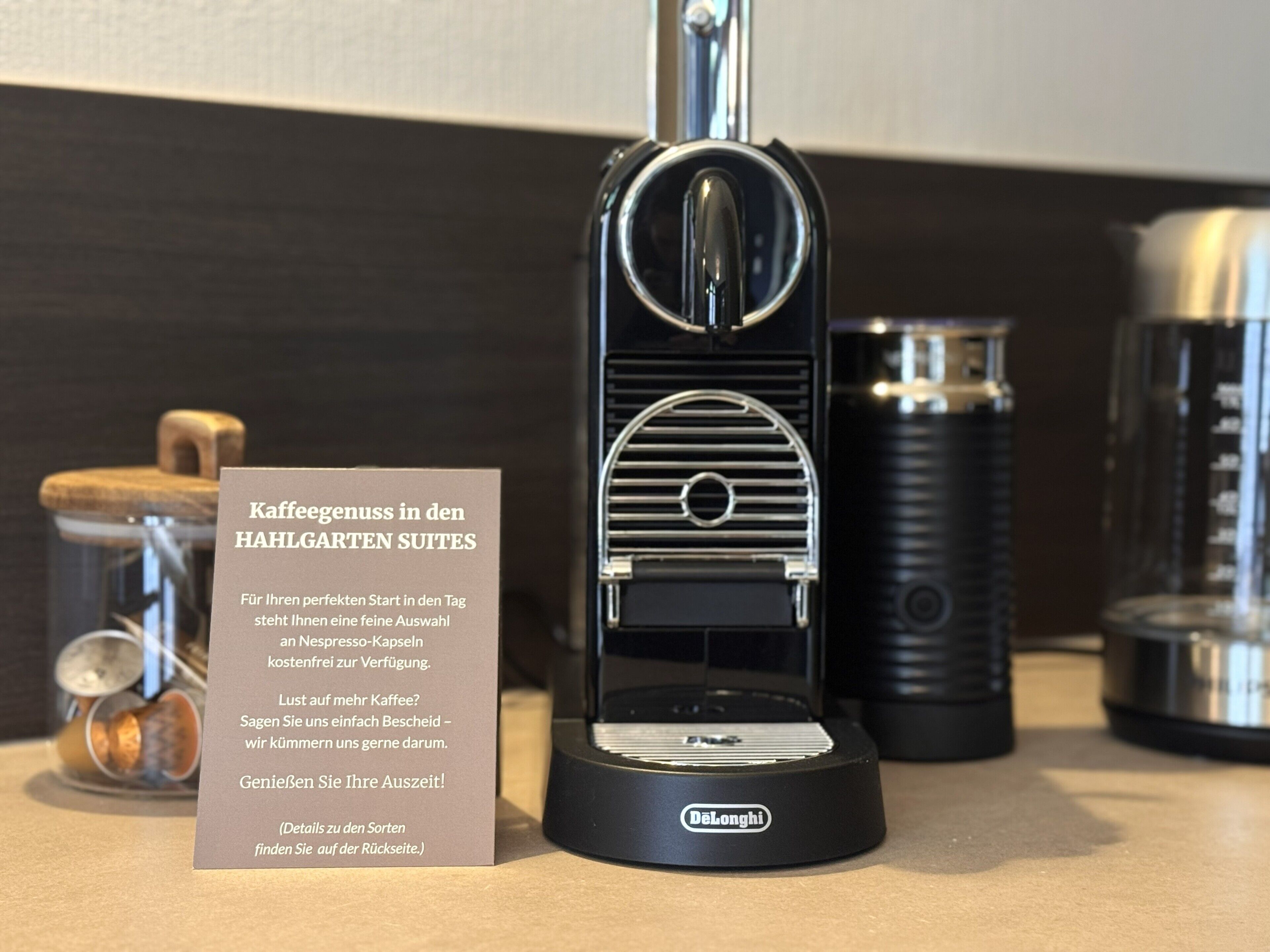 Une machine à expresso DeLonghi, accompagnée d’une notice expliquant son utilisation dans une suite.