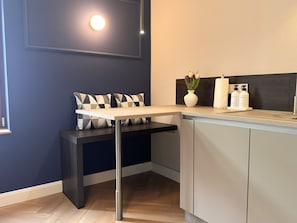A modern kitchen with a built-in stove, a sink, and a countertop. - Design Apartment Limburg an der Lahn- HAHLGARTEN SUITES (Limburg an der Lahn)