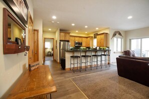 Interior - 3BR Mtn Views! Hot Tubs, Pool, Deck, Free Shuttle (Vail)