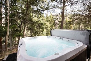 Ein Whirlpool in bewaldeter Landschaft.