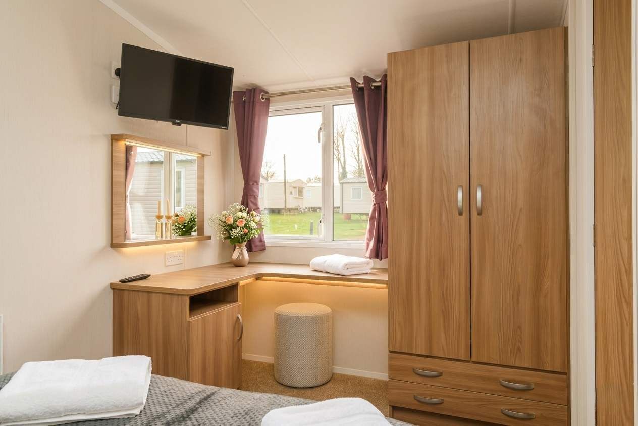 Desk, travel cot, WiFi, bed sheets