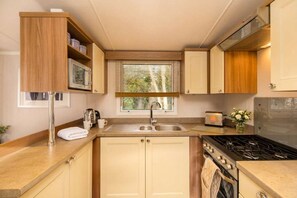 Fridge, microwave, oven, stovetop - Seaside Caravan Nr Edinburgh Seton Sands Family Fun (Port Seton)