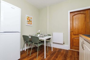 Dining - Nr Falkirk & Edinburgh 2BR Cottage Parking Wi-Fi (Falkirk)