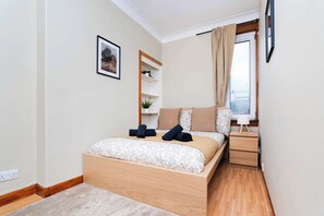 2 quartos, escrivaninha, ferros/tábuas de passar roupa, berço de viagem