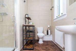 Shower, hair dryer, towels, shampoo - Nr Falkirk & Edinburgh 2BR Cottage Parking Wi-Fi (Falkirk)