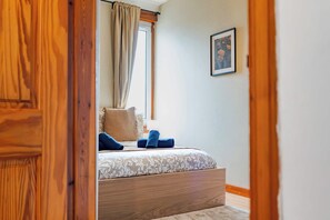 2 quartos, escrivaninha, ferros/tábuas de passar roupa, berço de viagem