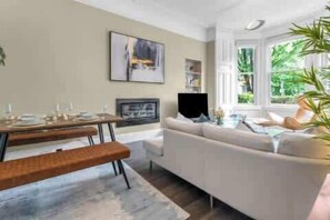 TV, offices - Private Patio & BBQ Walk to Tram Heart of Edinburgh City Centre (Edinburgh)