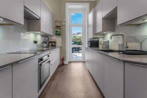 Fridge, microwave, oven, stovetop - Private Patio & BBQ Walk to Tram Heart of Edinburgh City Centre (Edinburgh)