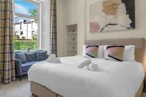 2 bedrooms, desk, iron/ironing board, travel cot - Private Patio & BBQ Walk to Tram Heart of Edinburgh City Centre (Edinburgh)