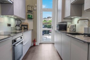 Wasserkocher mit Kaffee-/Teezubehör, Kühlschrank, Mikrowelle, Ofen