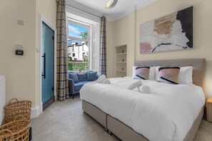 2 Schlafzimmer, Schreibtisch, Bügeleisen/Bügelbrett, Reisekinderbett
