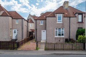 Exterior - Free Parking & WiFi Near St Andrews, Leven Beach (Methil)