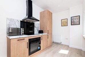 Fridge, microwave, stovetop, toaster - Free Parking & WiFi Near St Andrews, Leven Beach (Methil)