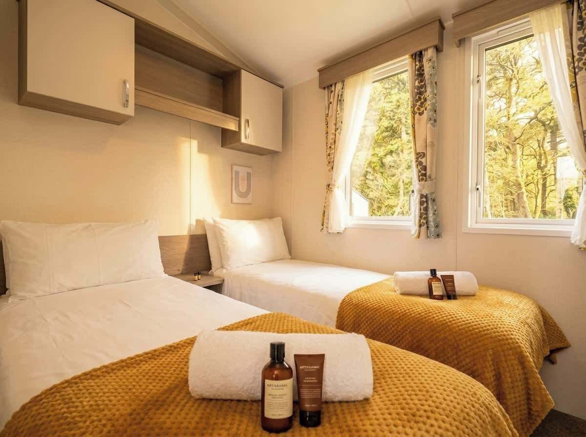 Desk, travel crib, WiFi, bed sheets