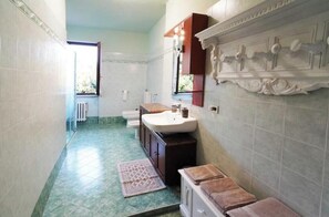Douche, séchoir à cheveux, bidet, serviettes fournies