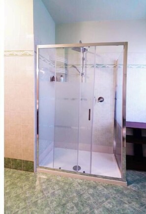 Douche, séchoir à cheveux, bidet, serviettes fournies