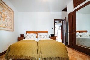 4 bedrooms, iron/ironing board, Internet, bed sheets