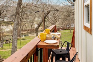 Outdoor dining - River Cottage with beautiful views of the Guadalupe in lovely New Braunfels (New Braunfels)