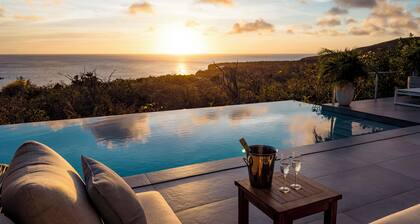 Aqua Vista, Oceanview Villa with infinity pool Coral Estate close to the beach!