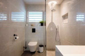 Shower, hair dryer, towels, soap - Aqua Vista, Oceanview Villa with infinity pool Coral Estate close to the beach! (Sint Willibrordus)