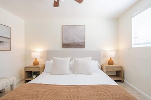 2 bedrooms, iron/ironing board, travel cot, WiFi - OB Gem Walk to Beach, Dining & Shops (San Diego)