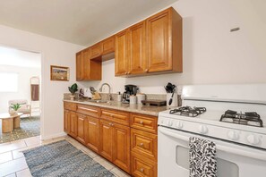 Fridge, microwave, oven, stovetop - OB Gem Walk to Beach, Dining & Shops (San Diego)