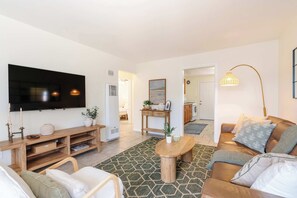 TV, offices - OB Gem Walk to Beach, Dining & Shops (San Diego)