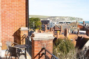 Property grounds - Spacious 3‑Bed Apartment with Balcony Views & Parking, Steps from Swanage Town (Swanage)