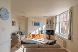Smart TV, books - Spacious 3‑Bed Apartment with Balcony Views & Parking, Steps from Swanage Town (Swanage)