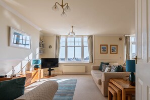 Smart TV, books - Spacious 3‑Bed Apartment with Balcony Views & Parking, Steps from Swanage Town (Swanage)