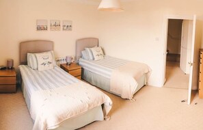 3 bedrooms, free WiFi, bed sheets - Spacious 3‑Bed Apartment with Balcony Views & Parking, Steps from Swanage Town (Swanage)