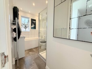 Shower, hair dryer, toilet paper - 3 The Yard (Swanage)
