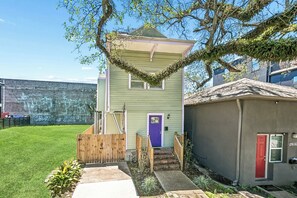 Exterior - NOLA Chic, 5BR w/Hot Tub, Yard–Near French Quarter (New Orleans)