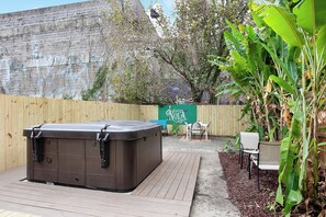 Outdoor dining - NOLA Chic, 5BR w/Hot Tub, Yard–Near French Quarter (New Orleans)