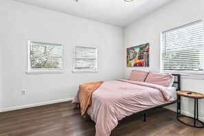 5 Schlafzimmer, Schreibtisch, Bügeleisen/Bügelbrett, kostenloses WLAN