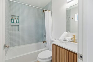 Hair dryer, towels, soap, toilet paper - Modern 1BR in North Park Walkable Prime Location in the Heart of North Park (San Diego)