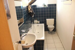 Haartrockner, Handtücher, Seife, Toilettenpapier
