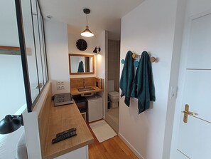 Shower, hair dryer - 200m from the sea: Recent 2-person apartment with terrace and unobstructed view (Pleumeur-Bodou)
