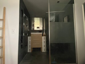 Shower, hair dryer - 200m from the sea: Recent 2-person apartment with terrace and unobstructed view (Pleumeur-Bodou)