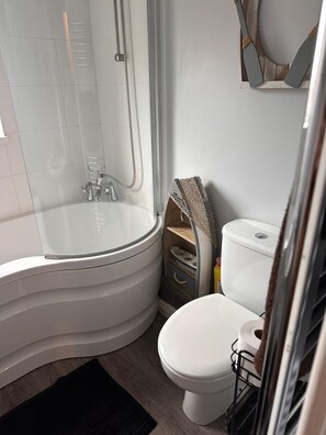 Separate bathtub and shower, deep-soaking bathtub, hair dryer, towels - House - Sleeps 4 - Garden - on Street Parking (Sutton-in-Ashfield)