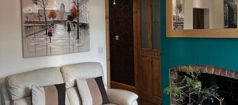 House - Sleeps 4 - Garden - on Street Parking