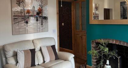 House - Sleeps 4 - Garden - on Street Parking