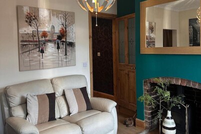 House - Sleeps 4 - Garden - on Street Parking