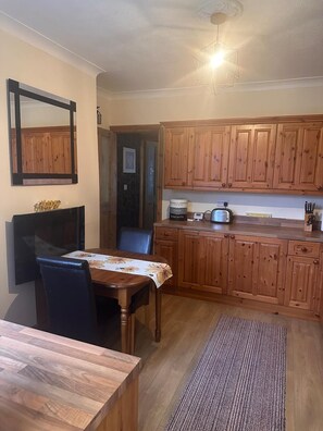 Dining - House - Sleeps 4 - Garden - Parking (Sutton-in-Ashfield)